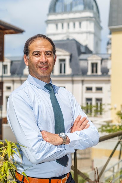 Dr. T. Hojabr, Ophtalmologue à Saint-Genis-Pouilly